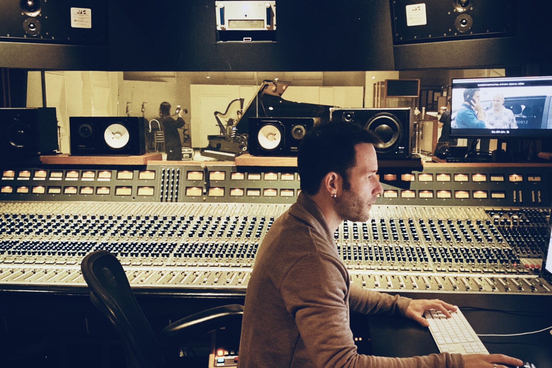 Guillermo Marín en un estudio profesional Guillermo Marín trabajando ante una consola de mezcla en un estudio profesional.